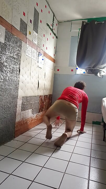 Ung mexikansk man med enorm kuk visar hur han tränar medan han visar sina skinkor och rumpa