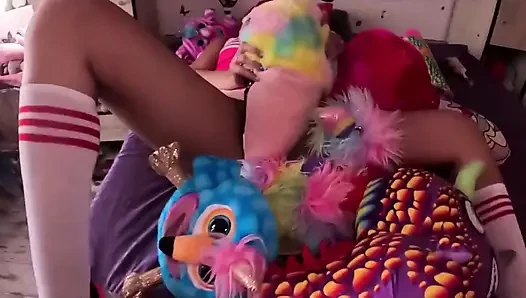 Orta yaşlı seksi ponpon kız azdırıyor. Pembe üniforma, lolipop oyunu ve dağınık yatak odası fantezisi