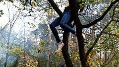 Dziewczyna wspięła się na drzewo, aby pocierać o nie swoją cipkę - lesbijska iluzja