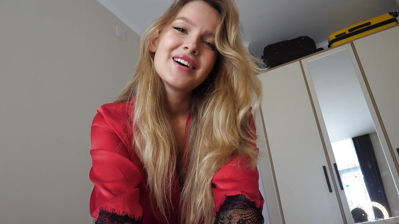 Une bonne fille sait comment faire une bonne matinée. Sexe virtuel