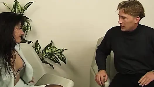 Olgun esmer hatun ateşli sert sikişte yarağı yutuyor