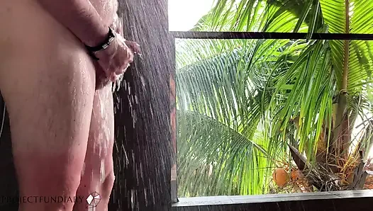 Mandi romantis setelah berhubungan seks di surga