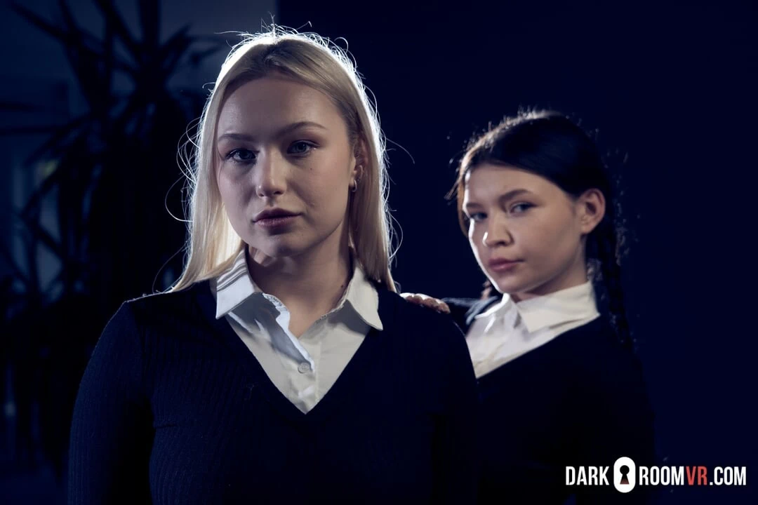 火辣三人行 - 继兄弟乱搞继妹和她的性感朋友