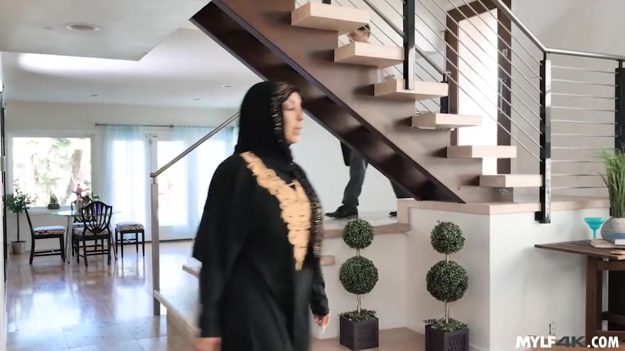 イスラム教徒の妻が男のペニスを受け入れる
