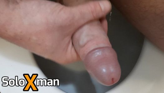 Une grosse bite branle un jeune garçon sexy dans les toilettes - soloxman