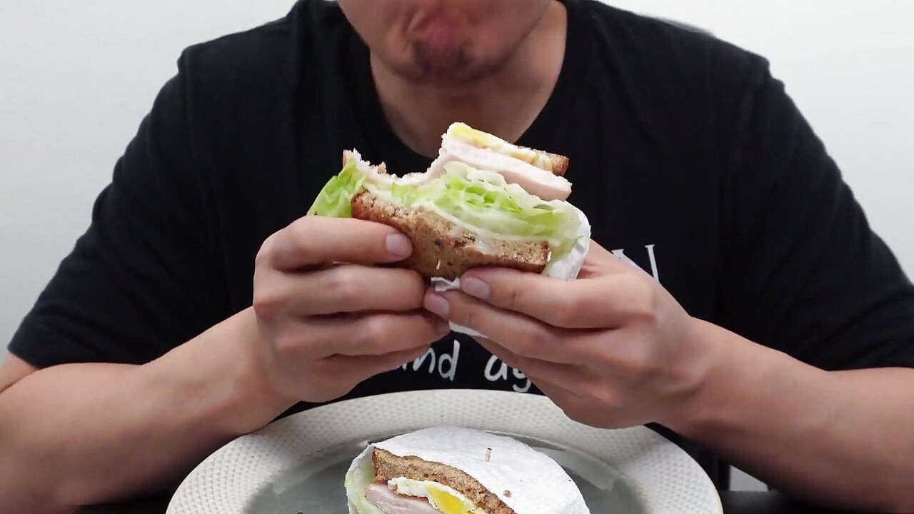 ASMR Azijski tip jede sendvič s doručkom