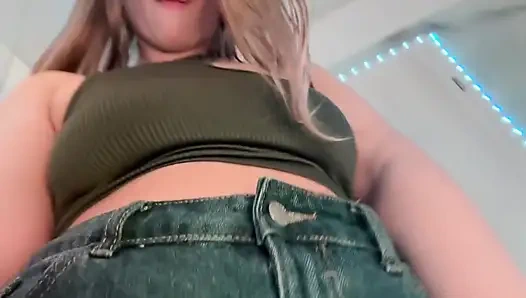 Götümle sikişiyor, koltuk altlarımı gösteriyor ve mastürbasyon yapıyor