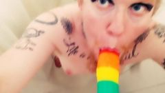 Возбужденная мастурбирующая транс-мужчина испытывает настоящие оргазмы, делает минет в видео от первого лица