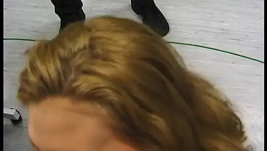 Sarışın olgun yarağını emiyor