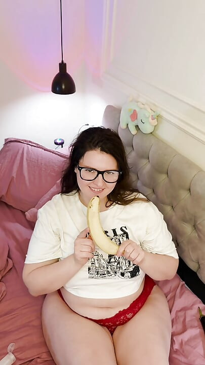 UNE ÉTUDIANTE PAWG SEXY ET RINGARDE VOUS INVITE À JOUIR ENSEMBLE