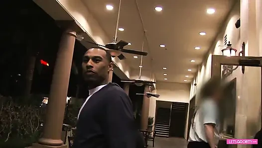 Wanita gemuk dan teman kulit hitamnya bersenang-senang