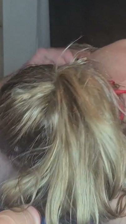 Sıcak karısı, onun kıçını yalarken ikisini de boşaltıyor | Klip 2