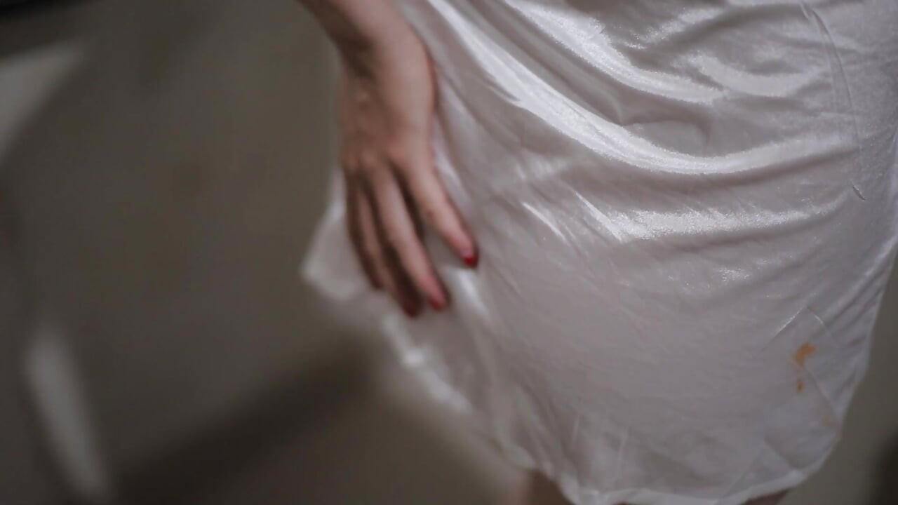 Hermosa Chica Indonesia Con Culo Regordete En El Baño Mientras Se Duchaba Otra Vez, Vestida Con Un Vestido De Satén
