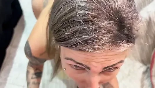 Cewek nakal rambut pirang ini nyepong kontolku dengan nikmat dan minta aku ngentot memeknya habis-habisan.