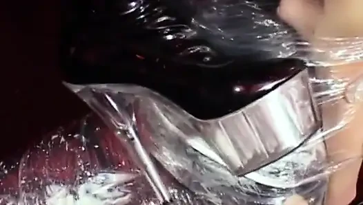 Симпатичной крошке в грязном халате трахает ее киску пара строгих госпож в черном
