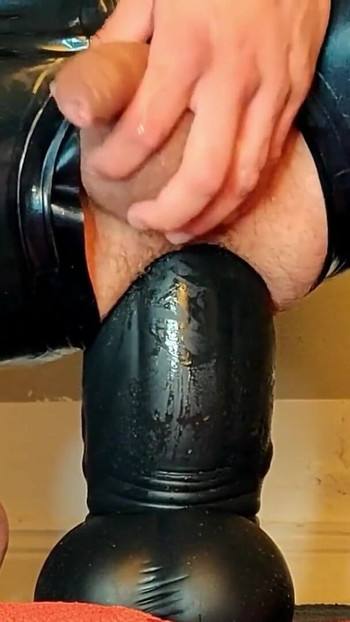 Epski trenutak iz "Bad Dragon Pearce XL - ekstremne analne umetanje"