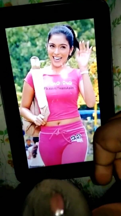 Ključni trenutak iz "Asin Naara mundaaikku en kanji (asin sexy cum tribute)"