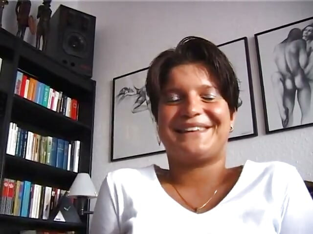 캐스팅에서 자지를 따먹는 숏컷 머리 갈색 머리