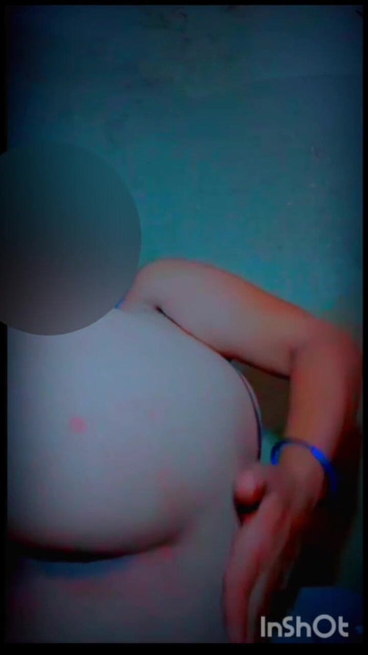 आज मैं अपने नए क्लाइंट से मिला और उसकी चूत की गर्माहट देखने के लिए उसकी जींस और पैंट उतार दी। | क्लिप 1