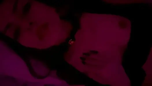 Интимный момент настоящей пары под красным светом