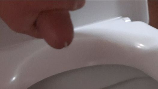 Disparando esperma en el baño