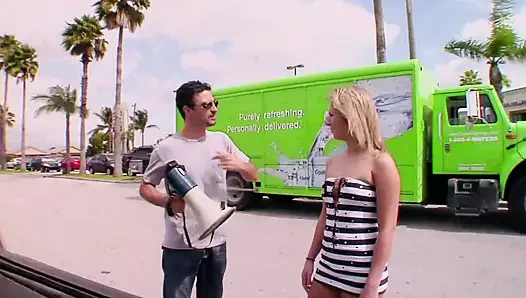 Sürtük kız açık havada götünü gösteriyor ve çılgın erkek arkadaşı tarafından sikiliyor