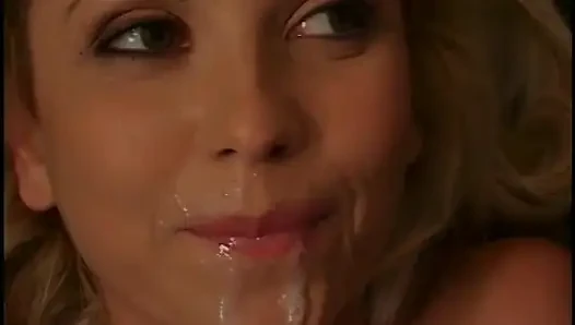 Schöner blonder arsch bekommt ihre muschi mit fettem süßem schwanz auf der couch geritten