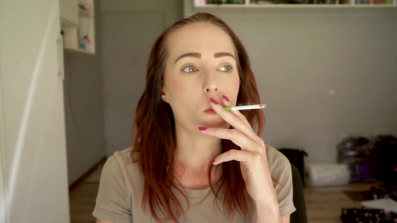 Prim-plan sexy fumând
