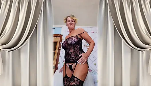 Heiße hausfrau Lukeria liebt ungewöhnliche outfits.