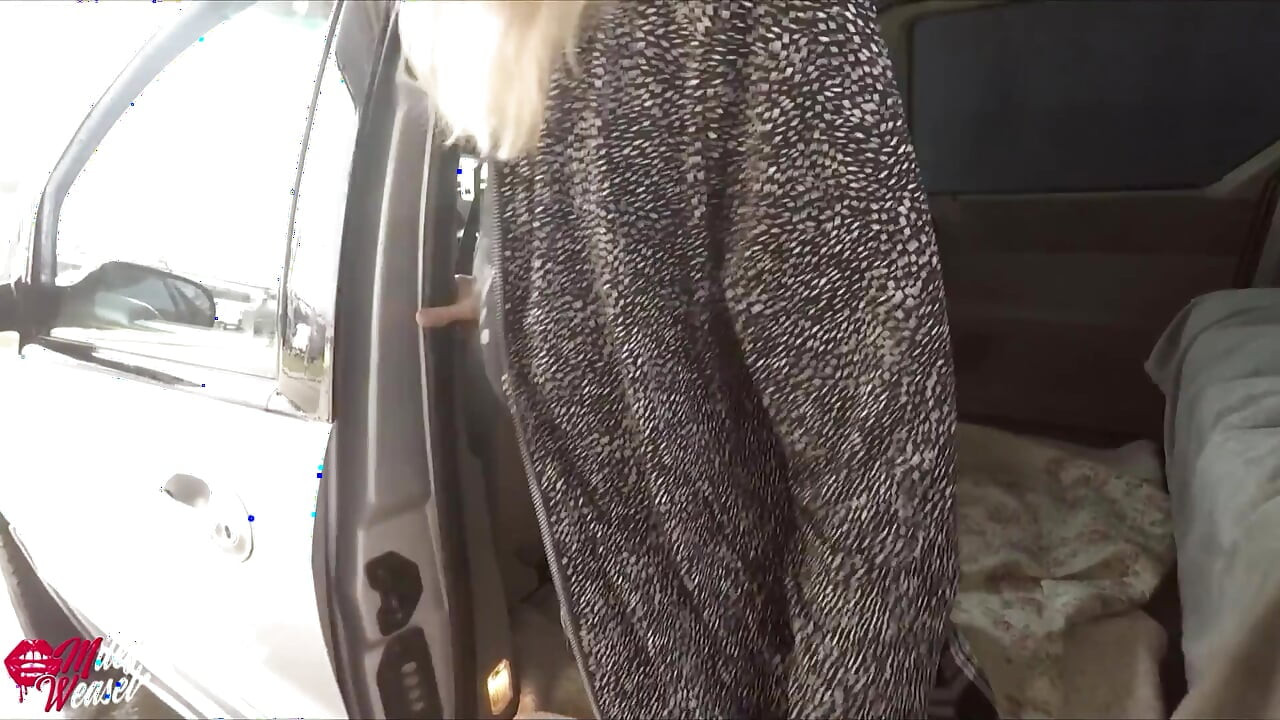 Pervertida loira recebe seu cu cremoso enquanto lava um carro