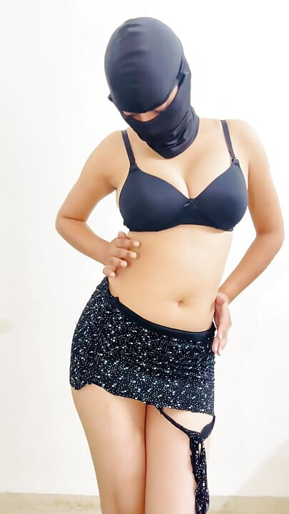 인도 여자가 남친과 함께하는 손가락질 영상이 바이럴