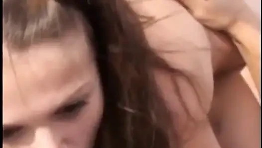 Cewek mungil rambut cokelat didobel penetrasi saat di-gangbang sama cowok berotot di luar ruangan