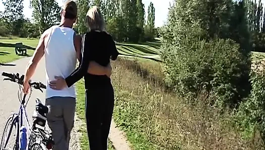 Freches französisches schätzchen wurde in der outdoor-show gefickt