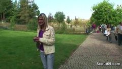 Zwei Jungs verführen ein fremdes Mädchen, um im Park für Geld zu ficken