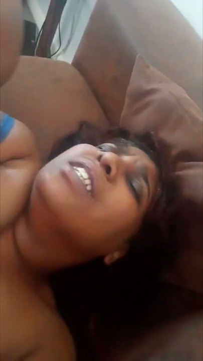 MILF India berpayudara besar di-fuck di sofa | Klip 1