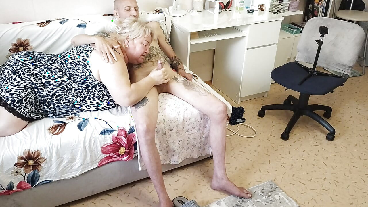 granne suger kuk och får sperma i halsen