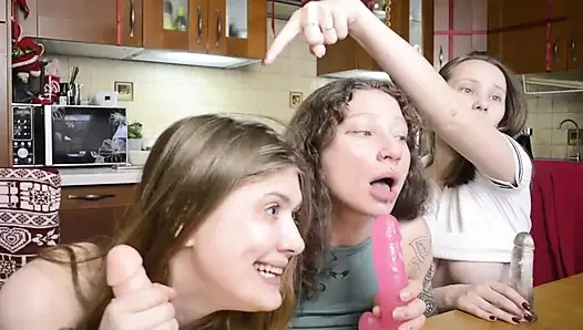 Извращенные шлюшки-подружки сосут в тройничке, глубоко горячо