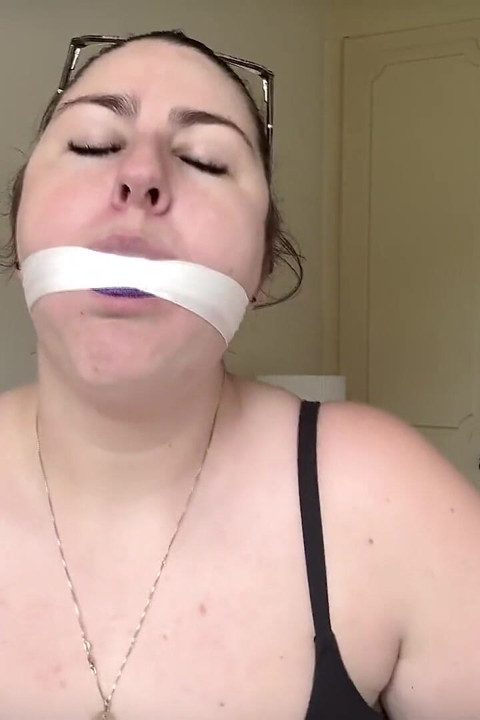 Lacey - Selvgag sjov og orgasmer efter gymnastiksal del 1
