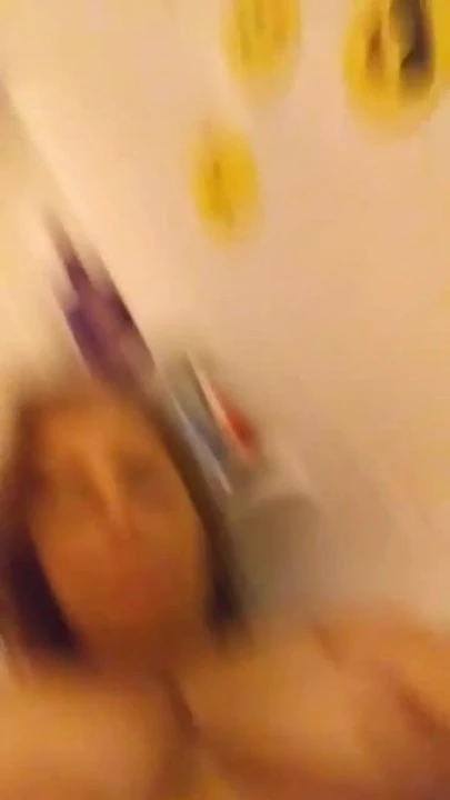 Bayou babe masturbating in bathtub