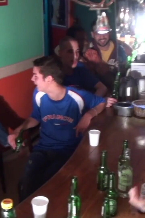 Futbolistas follando en el bar
