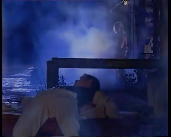 神秘金髮女郎給予驚人的口交，射在她嘴裡