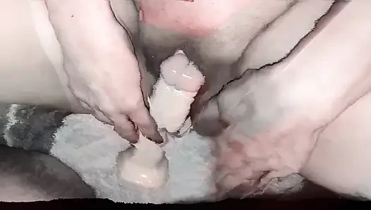 Evli kadın yapay penisle mastürbasyon yaparken yakalandı ve kocası tarafından sikiliyor! İki yarakla fantezi ve hoşuma gitti. Amına boşalma bölüm 1