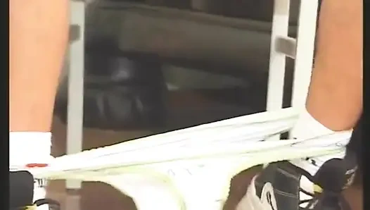 Memek berbulu cewek kurus rambut cokelat dengan toket kecil ini dicrot sperma hangat