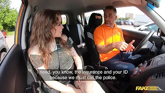 Fake driving school - Eden Ivy fickt für einen Rabatt auf ihren fahrtest
