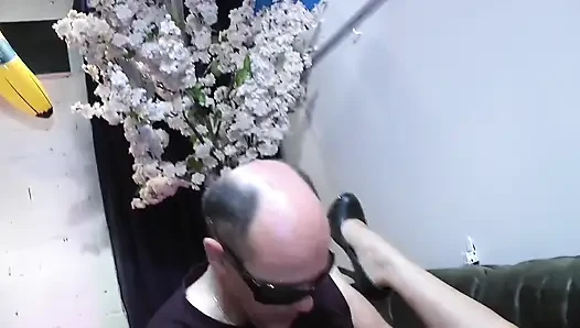 Ich bin eine junge tätowierte blonde deutsche mit naturals in dessous und ich nehme einen gangbang von dicken schwänzen