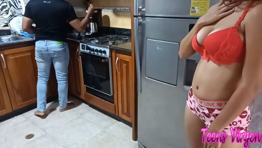 Pilla a la sexy hermanastra de enorme tetas grande en la cocina y me la logro coger rico