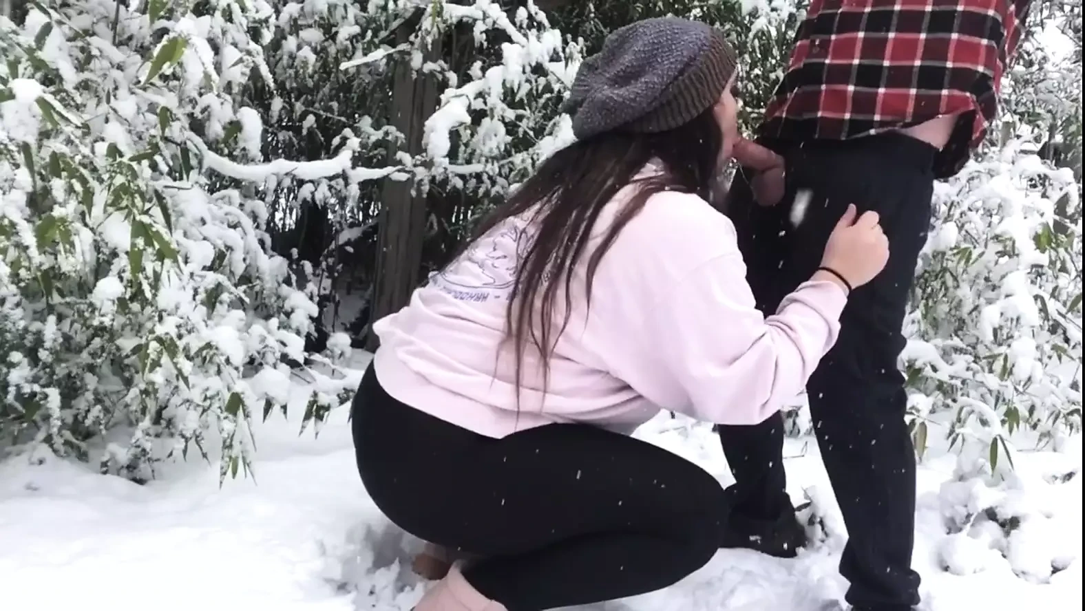 雪の中での本当のカップル