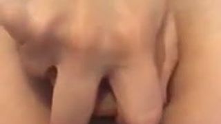 Девушка трахает пальцами, мастурбирует