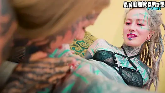 Alt-girls verdoppeln sich beim tiefen anal-probieren mit mutierten alien-spielzeugen