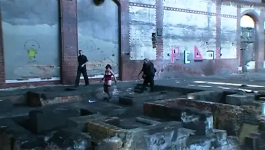 Gefesselte Blondine Unterwirft Sich Intensiven BDSM-dreier